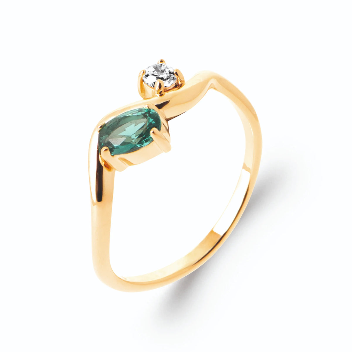 Bague vague pierre vert d’eau et zircon en plaqué or, vue de trois quarts