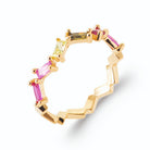 Bague zigzag pierres baguettes roses, vertes et jaunes en plaqué or, vue de trois quarts