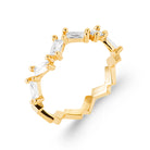 Bague zigzag zircons baguettes en plaqué or, vue de trois quarts