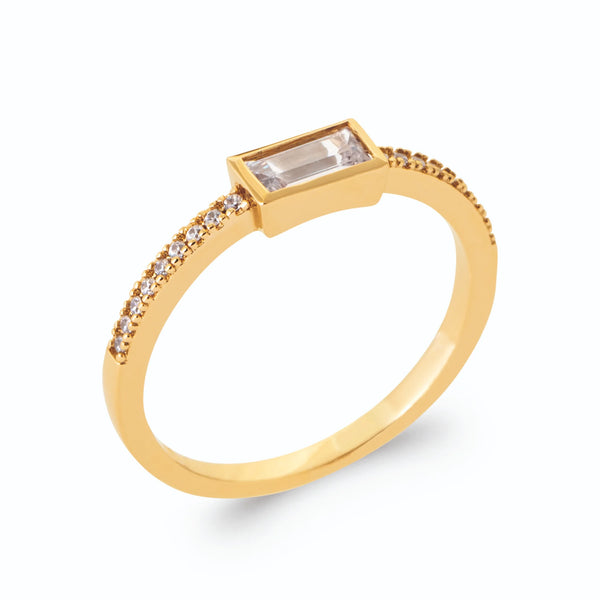 Bague zircon baguette horizontal et anneau demi-pavé en plaqué or, vue de trois quarts