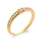 Bague zircon carré serti griffes et épaules pavées en plaqué or, vue de trois quarts