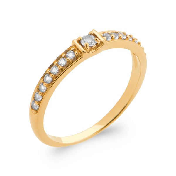 Bague zircon carré serti griffes et épaules pavées en plaqué or, vue de trois quarts