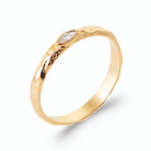 Bague zircon navette couché sur anneau martelé en plaqué or
