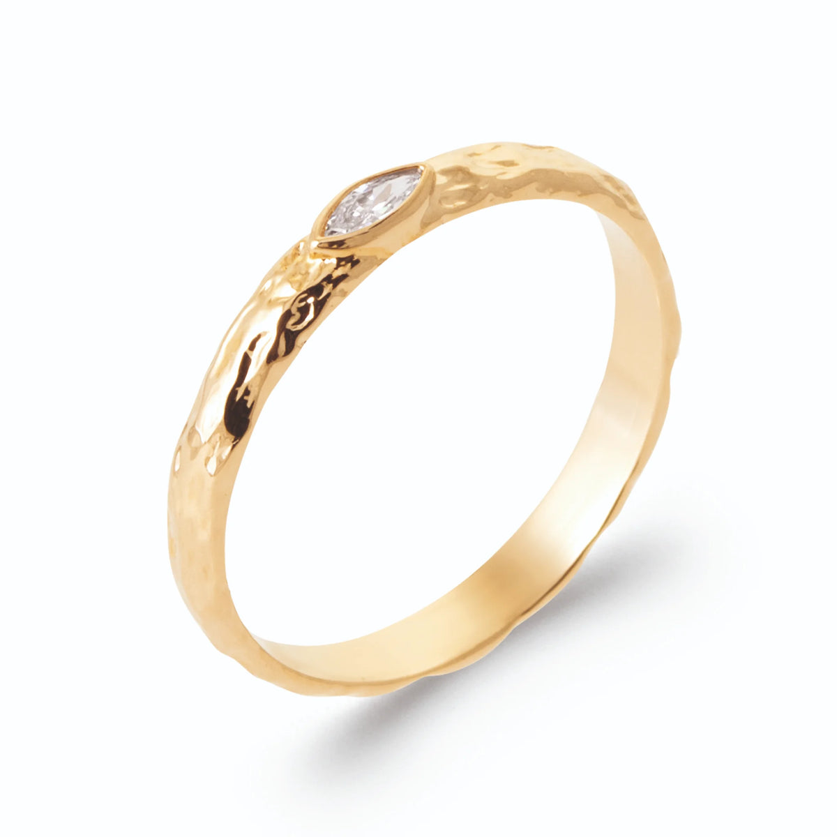 Bague zircon navette couché sur anneau martelé en plaqué or