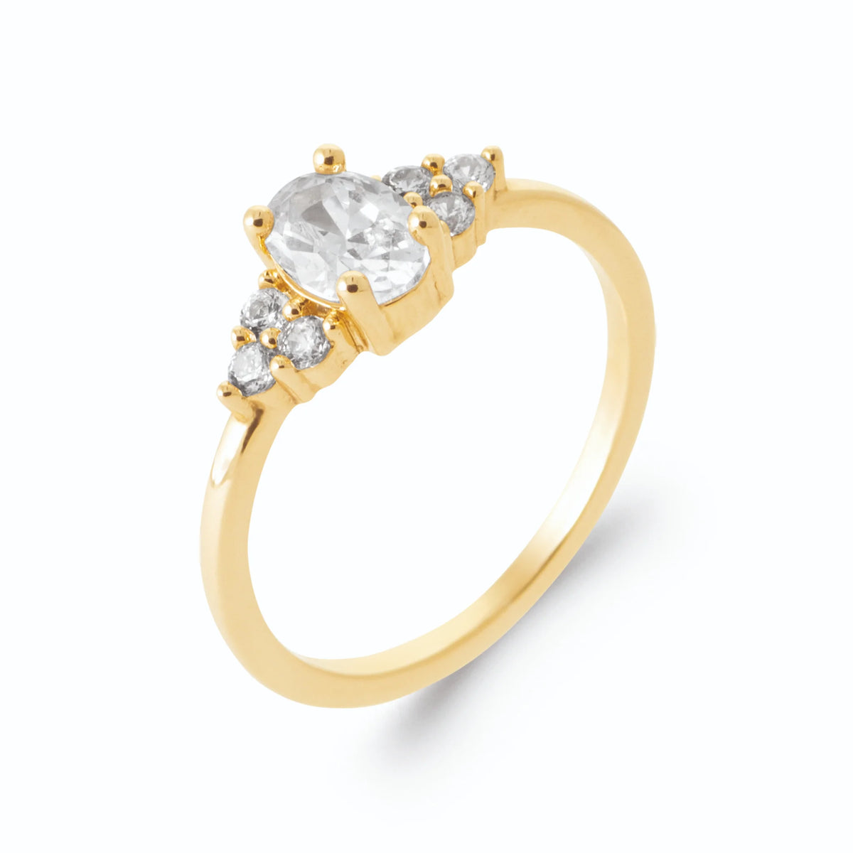 Bague zircon ovale blanc et trios de zircons en plaqué or, vue de trois quarts