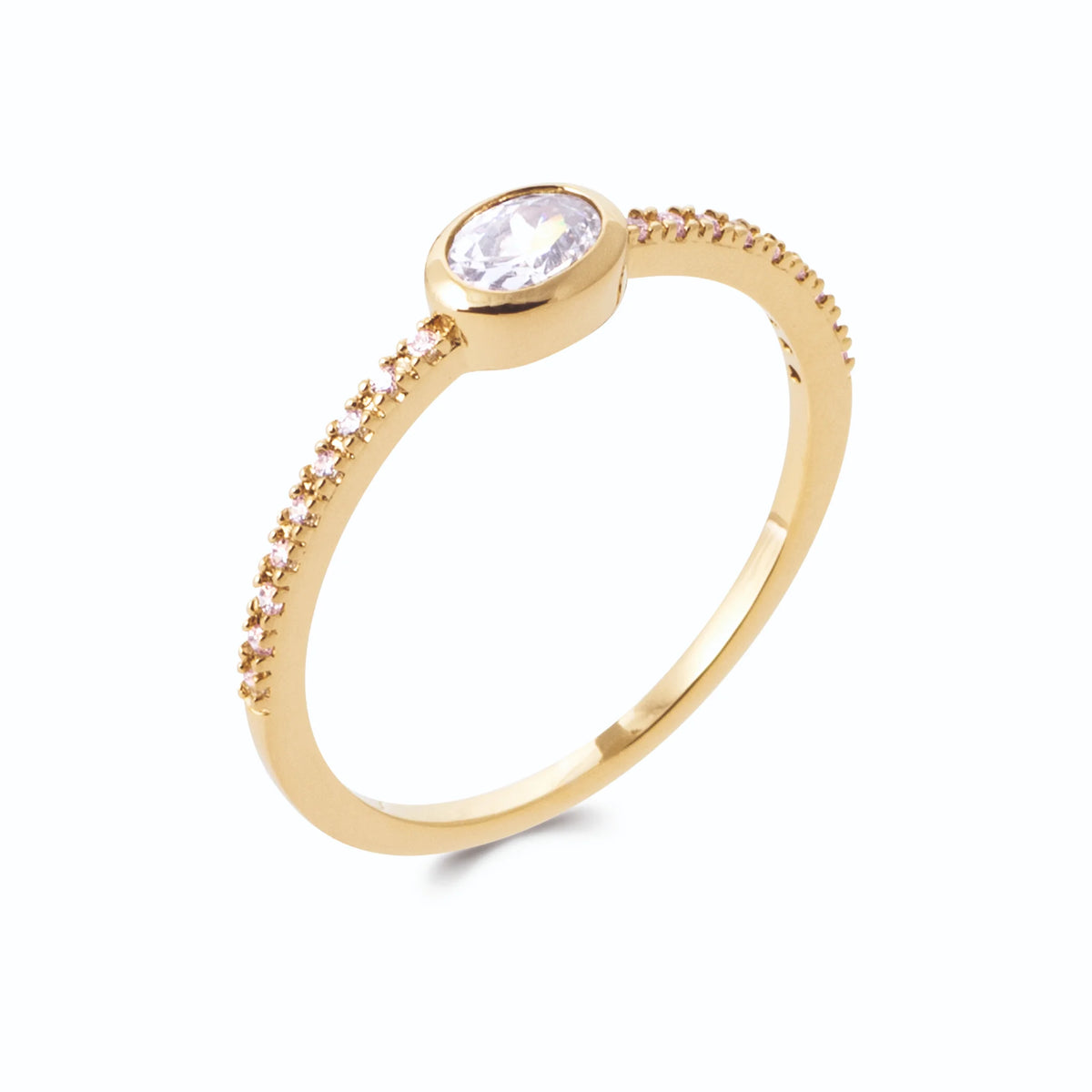 Bague zircon ovale horizontal serti clos sur anneau demi-pavé en plaqué or