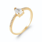 Bague zircon poire sur anneau demi-pavé en plaqué or