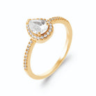 Bague zircon poire blanc et entourage de zircons en plaqué or, vue de trois quarts