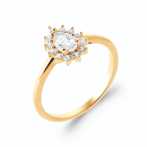 Bague zircon poire et halo de zircons en plaqué or, vue de trois quarts