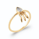 Bague zircon poire et trois pampilles navettes d’or en plaqué or, vue de trois quarts