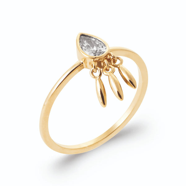 Bague zircon poire et trois pampilles navettes d’or en plaqué or, vue de trois quarts