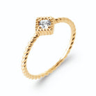 Bague zircon rond en monture carrée sur pointe et anneau torsadé en plaqué or