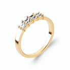Bague zircons baguettes en quinconce sur anneau plat en plaqué or