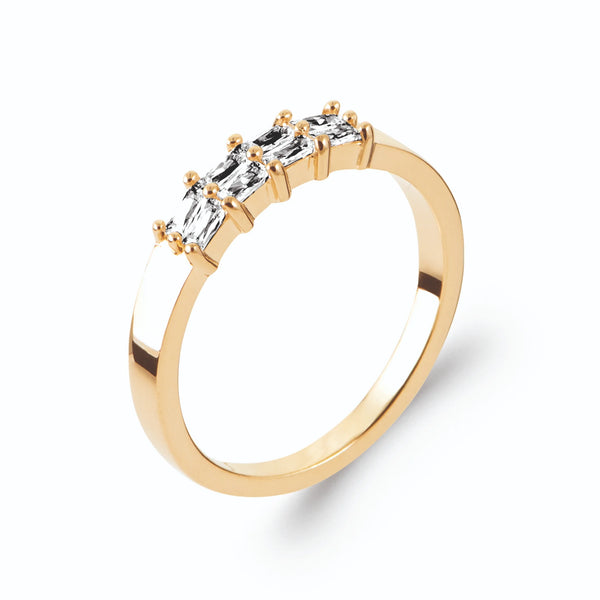 Bague zircons baguettes en quinconce sur anneau plat en plaqué or, vue de trois quarts