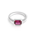 Bague femme or blanc  avec pierre semi-précieuse rhodolite taille baguette