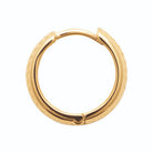 Boucle d’oreille créole large à chevrons en plaqué or homme vu de profil
