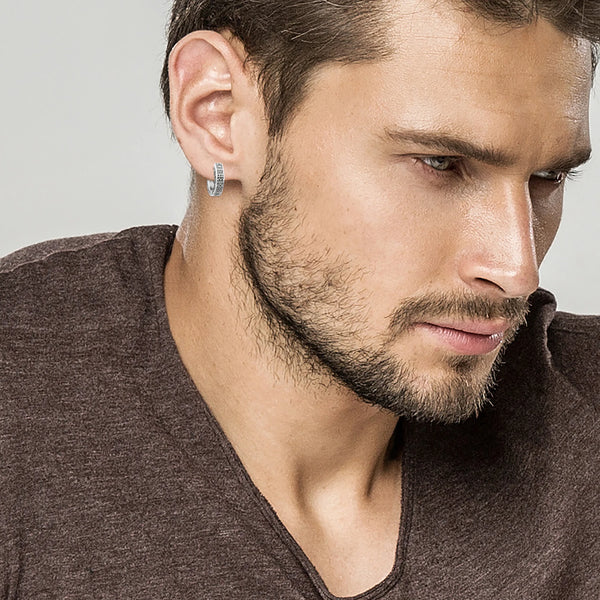 Boucle d’oreille créole large gravée de motifs ethniques en argent 925 homme, autre vue