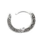 Boucle d’oreille créole large gravée de motifs ethniques en argent 925 homme vu de profil
