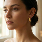 Boucles d’Oreilles Créoles Nervurées en PVD Doré – L’Éclat Sculptural au Quotidien