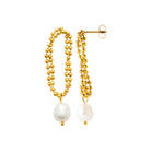 Boucles d’Oreilles Perlées et Goutte Nacrée en PVD Doré – L’Éclat Suspendu