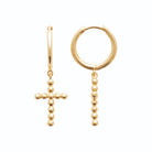 Boucles d’oreilles créoles à croix perlée en plaqué or vu de profil
