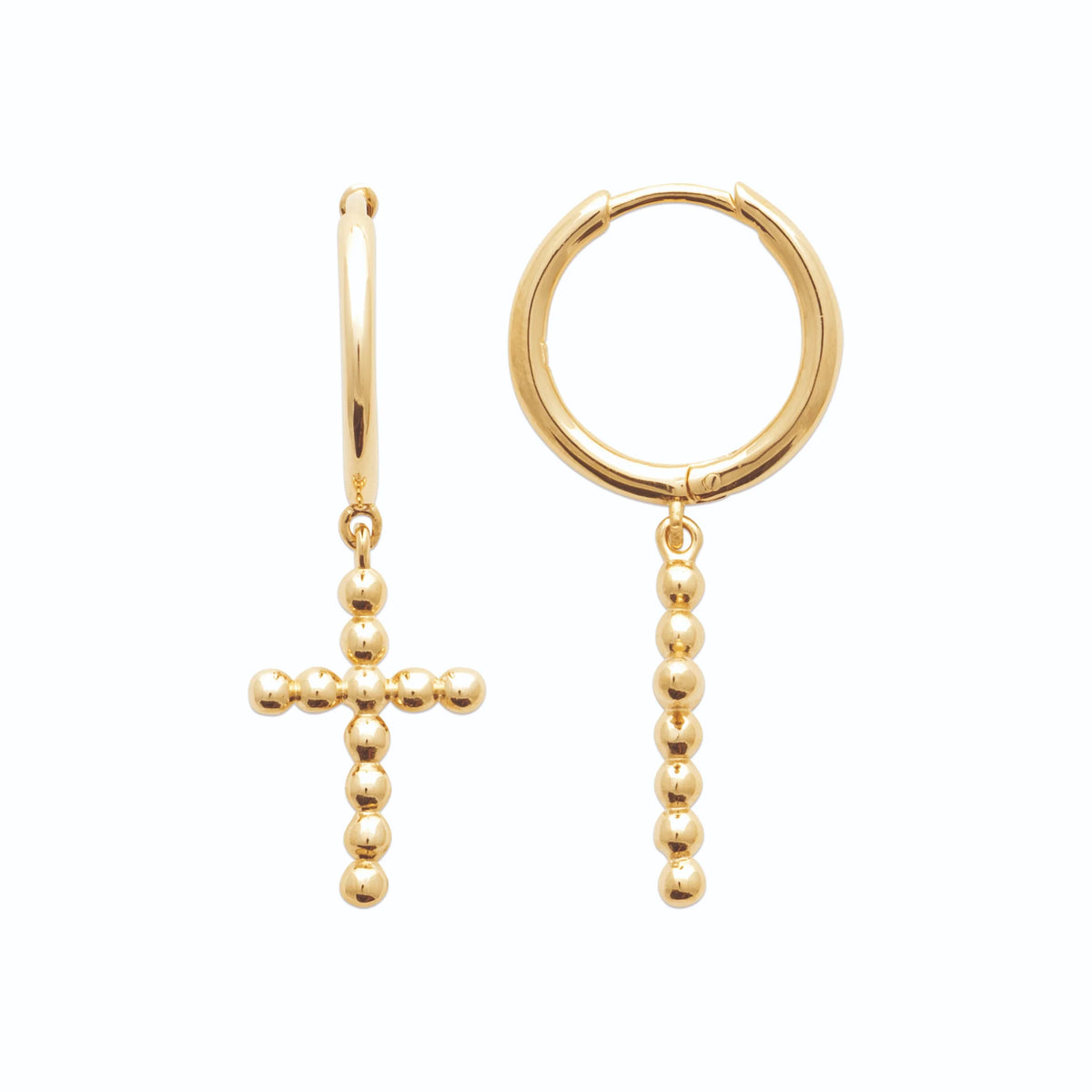Boucles d’oreilles créoles à croix perlée en plaqué or vu de profil