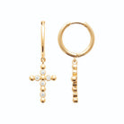 Boucles d’oreilles créoles à croix perlée et zircons en plaqué or