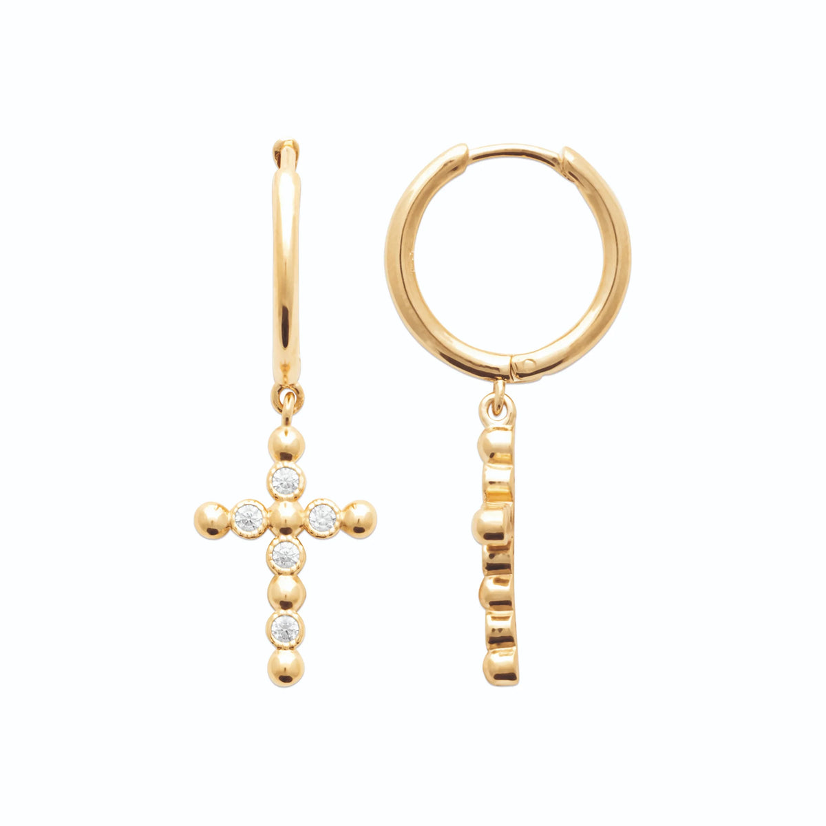 Boucles d’oreilles créoles à croix perlée et zircons en plaqué or vu de profil