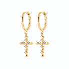 Boucles d’oreilles créoles à croix perlée et zircons en plaqué or