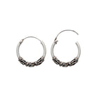 Boucles d’oreilles créoles balinaises patinées en argent 925 vu de profil