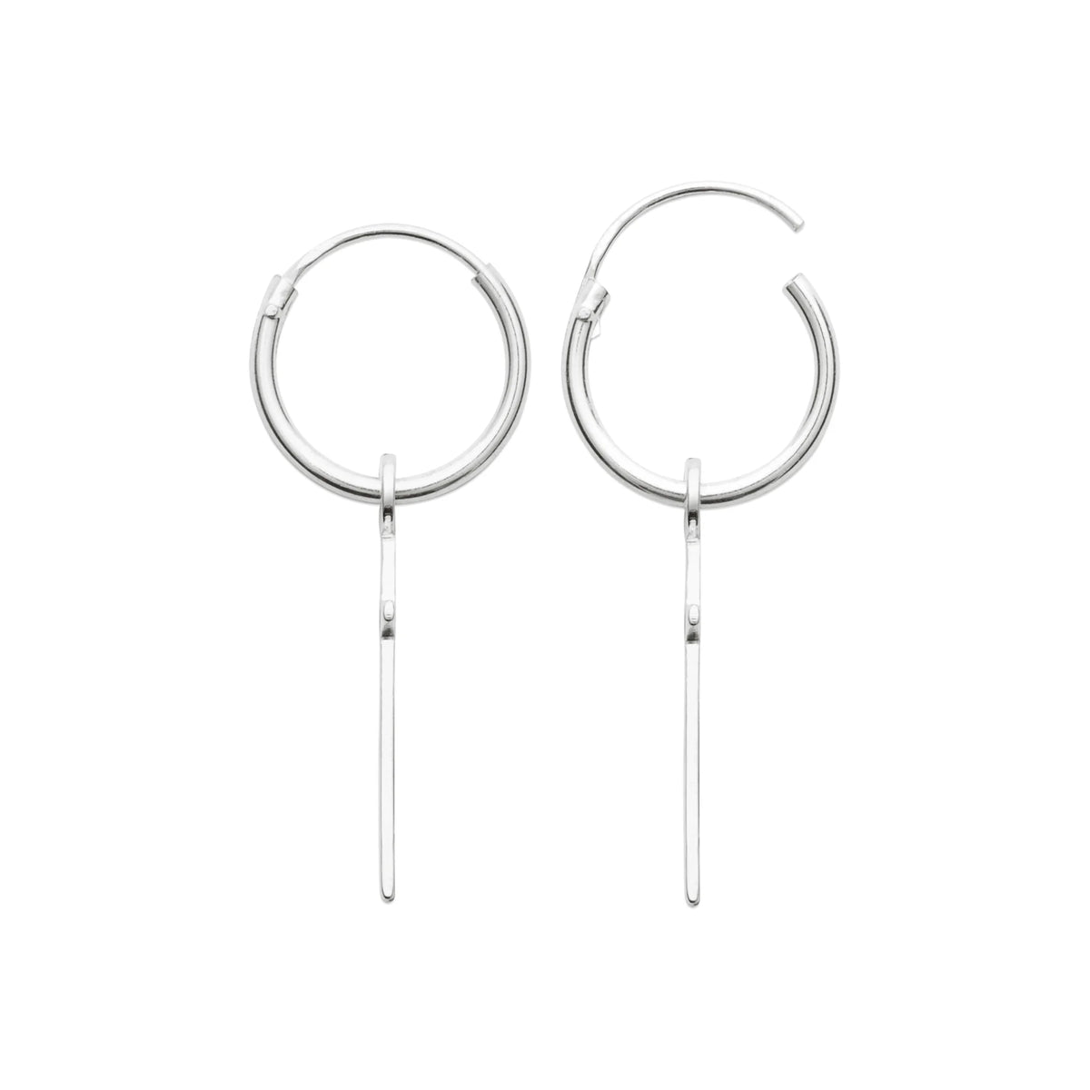 Boucles d’oreilles créoles fines à croix longue en argent 925 vu de profil