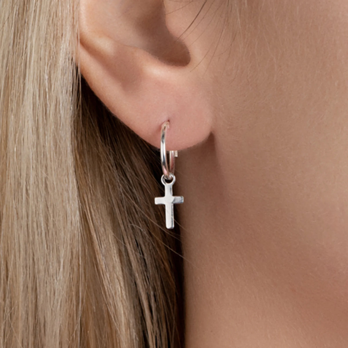 Boucles d’oreilles créoles fines à petite croix en argent 925 au porté