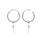 Boucles d’oreilles créoles fines à petite croix en argent 925 vu de profil