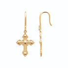 Boucles d’oreilles pendantes croix perlée fleurdelisée en plaqué or vu de profil