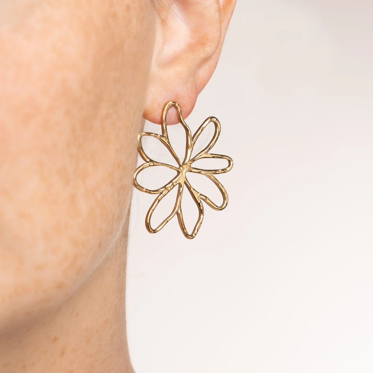 Boucles d’oreilles fleur ajourée en acier PVD doré