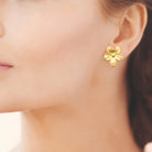 Boucles d’oreilles fleur striée en acier PVD doré