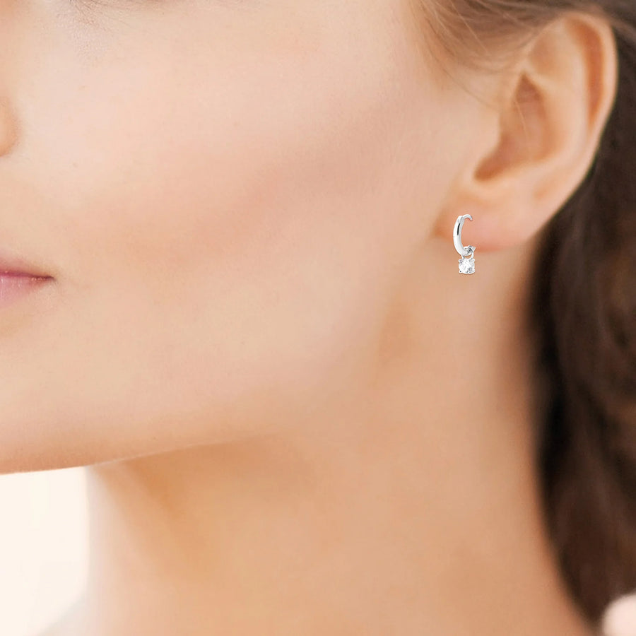 Boucles d’oreilles créoles 12 mm et pampille zircon en argent 925, portées à l’oreille