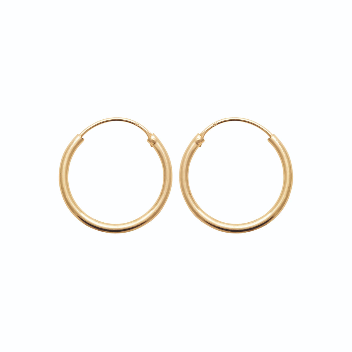 Boucles d’oreilles créoles anneau lisse 20 mm en plaqué or, vue de profil