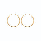 Boucles d’oreilles créoles anneau lisse 30 mm en plaqué or, vue de profil
