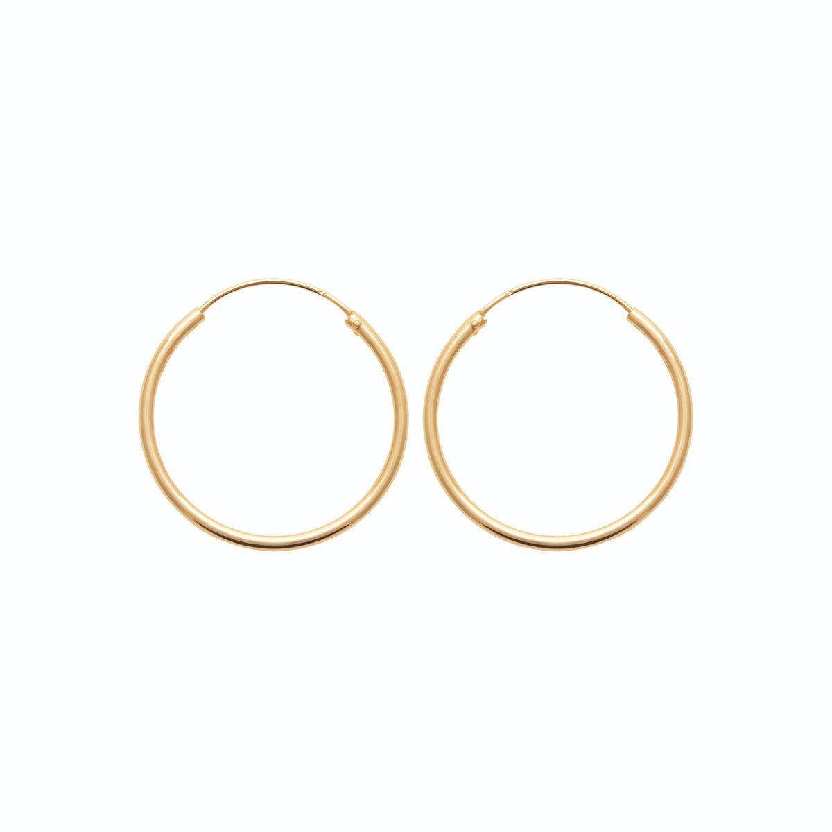 Boucles d’oreilles créoles anneau lisse 30 mm en plaqué or, vue de profil