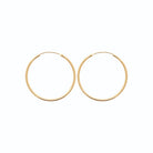 Boucles d’oreilles créoles anneau lisse 40 mm en plaqué or, vue de profil