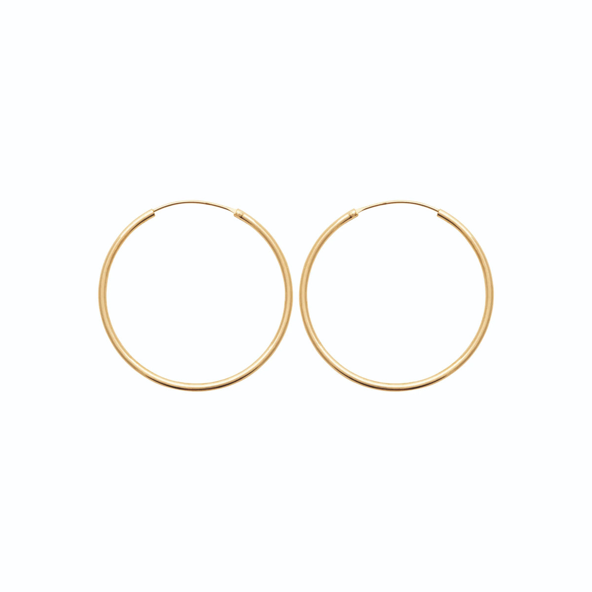 Boucles d’oreilles créoles anneau lisse 40 mm en plaqué or, vue de profil