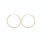 Boucles d’oreilles créoles anneau lisse 50 mm en plaqué or, vue de profil