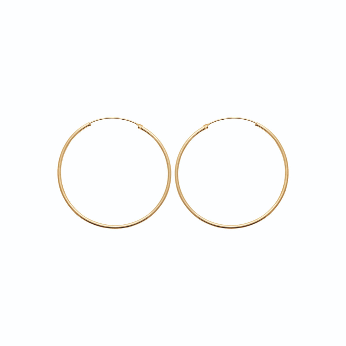 Boucles d’oreilles créoles anneau lisse 50 mm en plaqué or, vue de profil