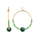 Boucles d’oreilles créoles et bille de malachite en acier PVD doré