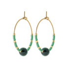 Boucles d’oreilles créoles et bille de malachite en acier PVD doré