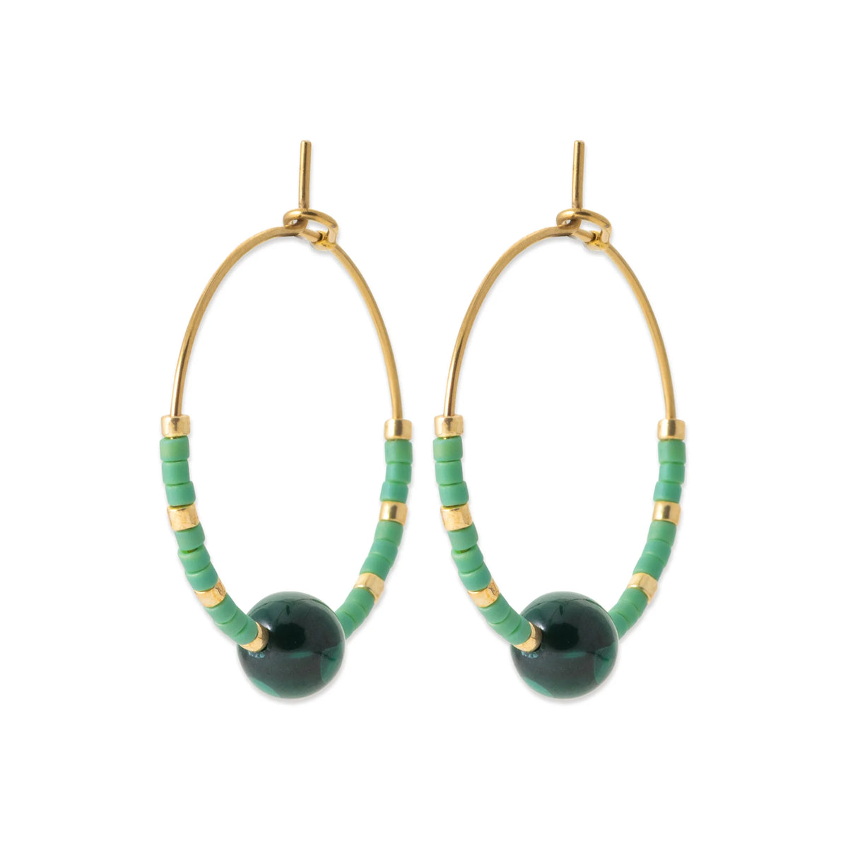 Boucles d’oreilles créoles et bille de malachite en acier PVD doré
