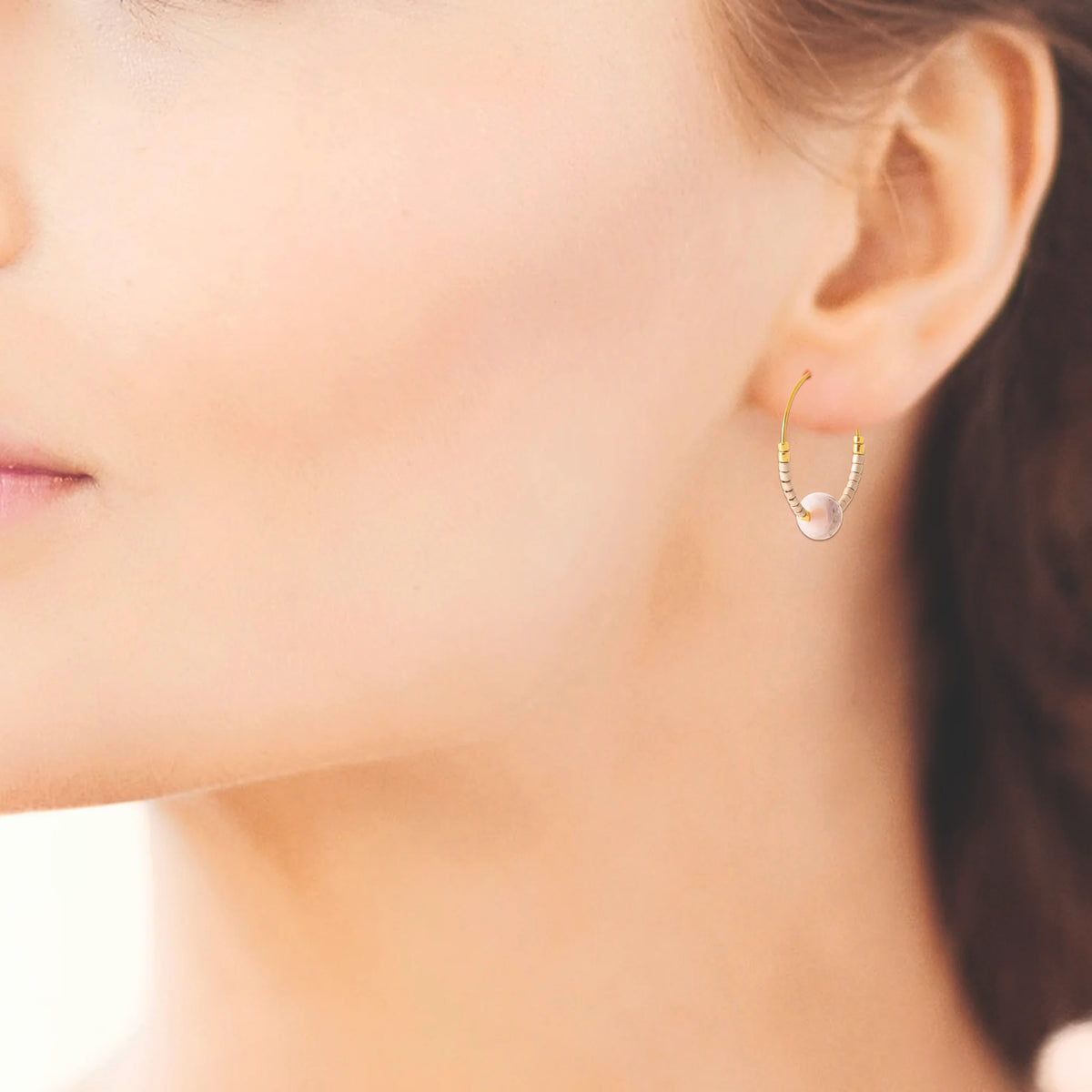 Boucles d’oreilles créoles et bille de pierre rose en acier PVD doré