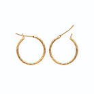 Boucles d’oreilles créoles ciselées 20 mm en plaqué or, vue de profil