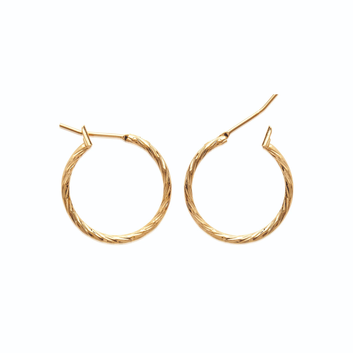 Boucles d’oreilles créoles ciselées 20 mm en plaqué or, vue de profil
